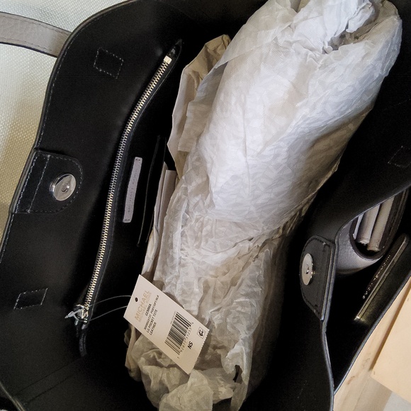 COPY - Michael kors Gemma color block shoulder tote with matching wallet set - Picture 5 of 8